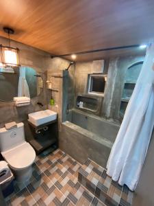 uma casa de banho com um WC e um lavatório em MONTECRISTO em San Pablo