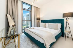 Postel nebo postele na pokoji v ubytování FAM Living - Cityscape Charm: 2BR Apartment with Burj khalifa View