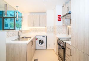 Kuchyň nebo kuchyňský kout v ubytování HomesGetaway - Seven Residence Palm Jumeirah 1BR