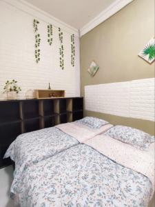 Un dormitorio con una cama grande con flores. en Bukit Villa, en Brinchang