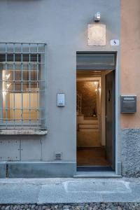 マントヴァにあるCasa del Sartoの階段のある建物の開扉