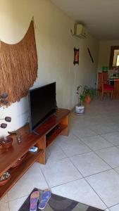 Uma TV ou centro de entretenimento em Apartamento condomínio Vila la Torre