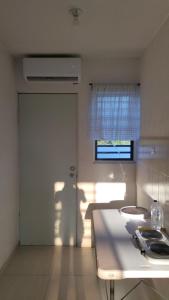 eine weiße Küche mit einer Tür und einem Fenster in der Unterkunft Apartamento Cadereyta 