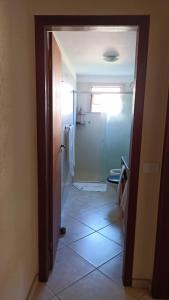 Um banheiro em Apartamento condomínio Vila la Torre