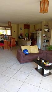 uma sala de estar com um sofá e uma mesa em Apartamento condomínio Vila la Torre em Porto Seguro