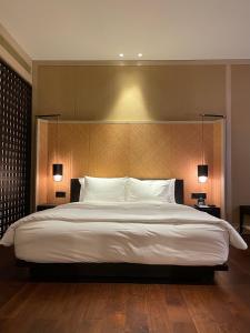 um quarto com uma grande cama branca e 2 candeeiros em 1 Bedroom near KLCC, Jalan Kia Peng em Kuala Lumpur