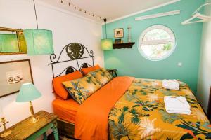ein Schlafzimmer mit einem orangenen Bett und einem Fenster in der Unterkunft Casa Azul villa for rent in Kalymnos