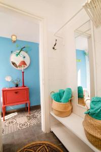 ein Bad mit einem Spiegel und einem roten Tisch in der Unterkunft Casa Azul villa for rent in Kalymnos