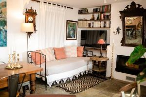 ein Wohnzimmer mit einem Sofa und einem Tisch in der Unterkunft Casa Azul villa for rent in Kalymnos