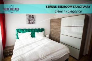 Red Hotel Accommodation في كلوي نابوكا: غرفة نوم مع سرير مع اللوح الأمامي الأخضر