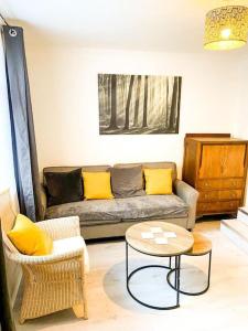 uma sala de estar com um sofá e uma mesa em Gravesend 2 Bedroom Spacious Stylish Apartment - Sleeps upto 6 - 2 Min Walk to Station em Kent