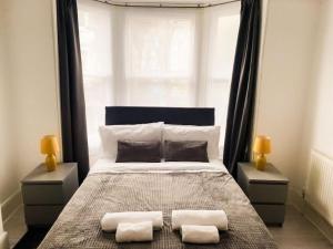 Voodi või voodid majutusasutuse Gravesend 2 Bedroom Spacious Stylish Apartment - Sleeps upto 6 - 2 Min Walk to Station toas