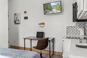 Kuchyň nebo kuchyňský kout v ubytování Goodseed Suites Philadephia Center