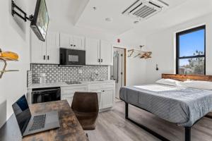 Kuchyň nebo kuchyňský kout v ubytování Goodseed Suites Philadephia Center