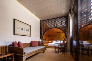 平遥Jing's Residence Pingyao的酒店客房,配有沙发和两张床