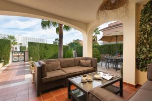 um pátio exterior com um sofá e uma mesa em Es Mirador - Cales de Mallorca em Calas de Mallorca