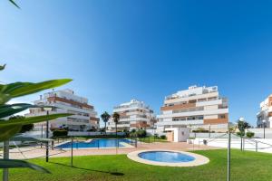 uma vista para dois edifícios de apartamentos e uma piscina em Agua Serena em Roquetas de Mar