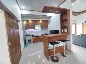 スレマンにあるHomestay Jogja Prambanan By Simply Homyのキッチン(カウンター、バースツール2つ付)