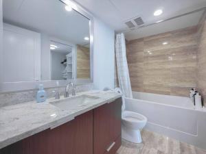 Koupelna v ubytování 1BDR&Bath&Den I AC I 600sq.ft I Free WiFi&Parking