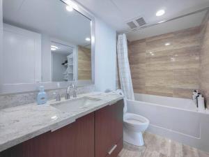 Un baño de 1BDR&Bath&Den I AC I 600sq.ft I Free WiFi&Parking