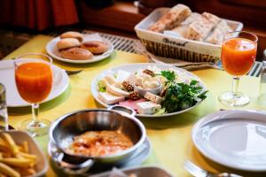 een tafel met borden en glazen wijn bij Abant Doğa Köşkü in Bolu