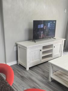 TV a/nebo společenská místnost v ubytování CHARMING GETAWAY