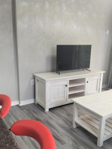 TV a/nebo společenská místnost v ubytování CHARMING GETAWAY