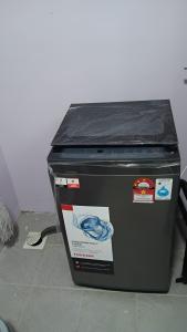 um caixote do lixo sentado no chão ao lado de uma parede em Daxxlence Swimming Pool Homestay Kinta RiverFront em Ipoh