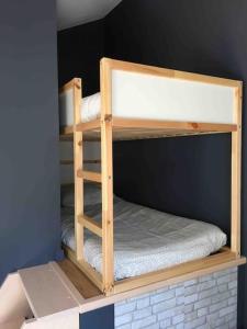 een stapelbed met 2 stapelbedden in een kamer bij La Cigale du Pyla, au cœur de l'écoquartier avec piscine commune in La Teste-de-Buch