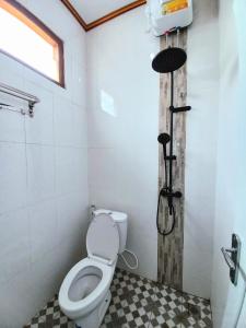 uma casa de banho com um WC e um chuveiro em Homestay Jogja Prambanan By Simply Homy em Sleman