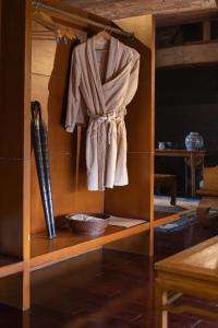 uma prateleira de madeira com uma toalha e um taco de basebol em Jing's Residence Pingyao em Pingyao