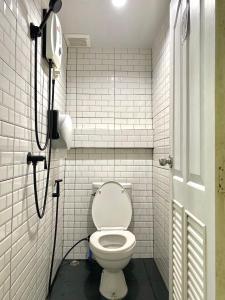 A bathroom at LONGDOO Hostel