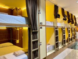 Łóżko lub łóżka w pokoju w obiekcie LONGDOO Hostel