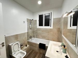 A bathroom at Rooms Nuevo Roger