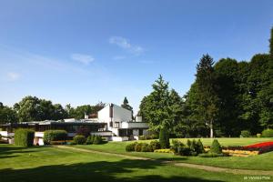 CarimateにあるVilla Onorinaの公園中の白い大きな建物