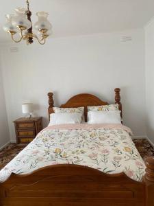 Postel nebo postele na pokoji v ubytování Comfy 3 bedroom house 15min from airport and Melbourne CBD