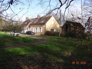 a house with a car parked in front of it at Ferme rénovée avec verger, 7 km du Mans, cheminée, 4 chambres, draps inclus, calme assuré - FR-1-410-251 in La Bazoge +2 photos