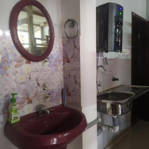y baño con lavabo y espejo. en Sundance Beach Villa Dorms, en Kochi