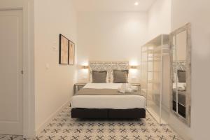 1 dormitorio con 1 cama grande en una habitación en Apartamentos Teatro by Be Alicante, en Alicante