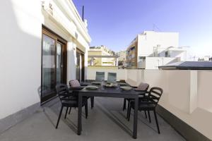 een zwarte tafel en stoelen op een balkon bij Apartamentos Teatro by Be Alicante in Alicante