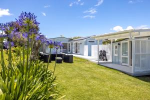 a row of modular homes in a yard at Oneroa Seaside Oasis + spa pool in Blackpool