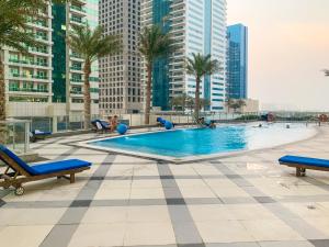 Bazén v ubytování HomesGetaway - Cozy 2BR Apartment at The Torch Dubai Marina nebo v jeho okolí