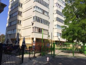 budynek z bramą przed nim w obiekcie Decebal Residence w Kiszyniowie
