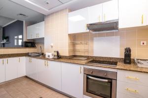 Kuchyň nebo kuchyňský kout v ubytování HomesGetaway - Cozy 2BR Apartment at The Torch Dubai Marina