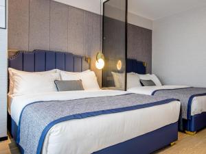 Postel nebo postele na pokoji v ubytování BORUISI Executive Apartment