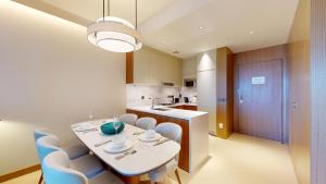 Kuchyň nebo kuchyňský kout v ubytování Primestay - Address Residences Opera 2BR Downtown, Dubai