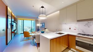 Kuchyň nebo kuchyňský kout v ubytování Primestay - Address Residences Opera 2BR Downtown, Dubai