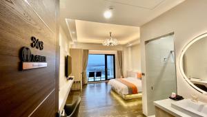 Uma cama ou camas num quarto em 愛琴海岸精品民宿