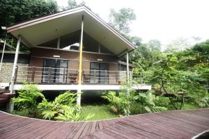 une maison avec une terrasse devant elle dans l'établissement Mulu National Park, à Mulu