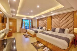 The Shivalaya Retreat - A River Side Resort في Jagatsukh: غرفة فندقية بسريرين ومكتب